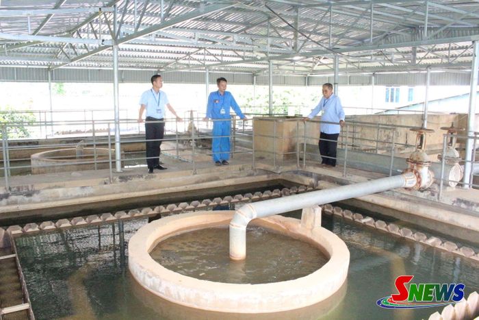 Cán bộ nhân viên Xí nghiệp Cấp nước Mai Sơn kiểm tra hệ thống xử lý nguồn nước.
