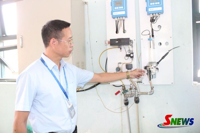 Cán bộ Xí nghiệp Cấp nước Mai Sơn kiểm tra hệ thống giám sát chất lượng nước.