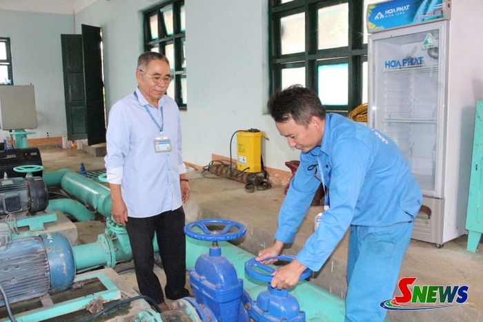 Nhân viên Xí nghiệp Cấp nước Mai Sơn kiểm tra hệ thống cấp nước sinh hoạt.