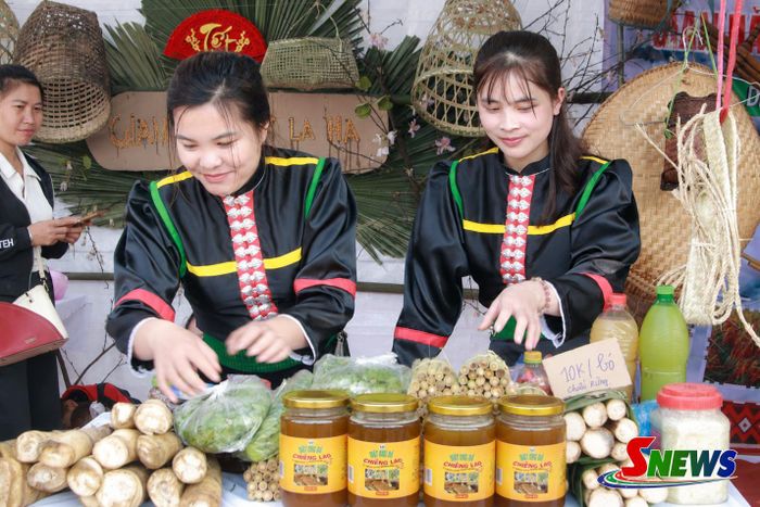 Mật ong đá Chiềng Lao được bày bán tại các phiên chợ địa phương.