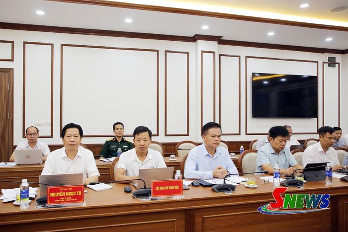 Các đại biểu dự cuộc họp.