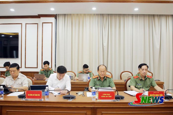 Các đại biểu dự cuộc họp.