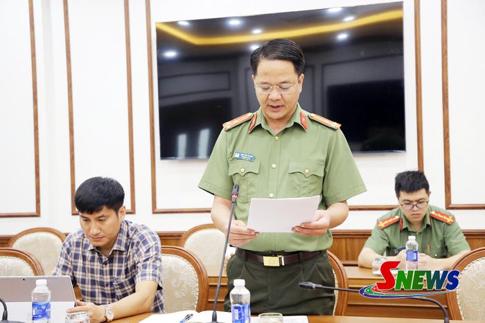 Đại diện Công an tỉnh báo cáo tại cuộc họp.