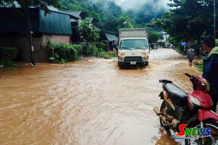 Mưa lớn gây ngập tại Quốc lộ 279, đoạn qua bản Mường Giàng, xã Quỳnh Nhai. Ảnh: PV