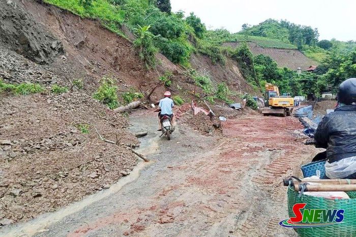 Máy xúc được huy động san gạt đất, đá điểm sạt lở bản Tậu Khứm, xã Mường Giôn. Ảnh: CTV