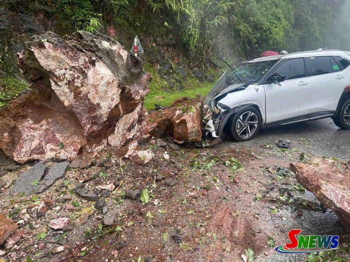 Xe ô tô bị hư hỏng nặng do đá lăn - Ảnh: Trang TTĐT xã Mường Bú