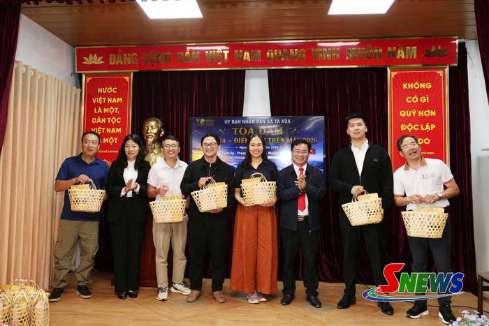 Lãnh đạo xã Tà Xùa tặng quà cho doanh nghiệp, nhà đầu tư tham gia tọa đàm.