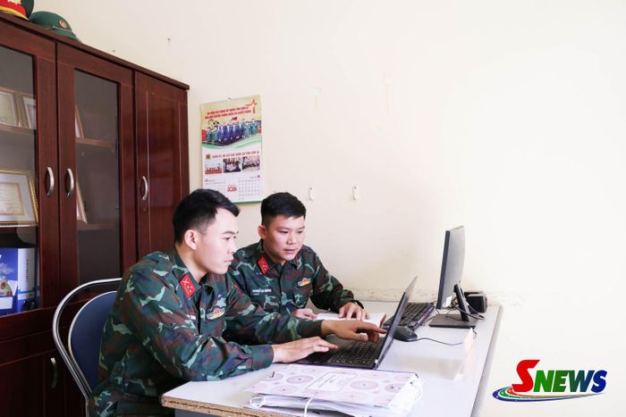 Cán bộ Ban CHQS xã Nậm Lầu trao đổi nghiệp vụ