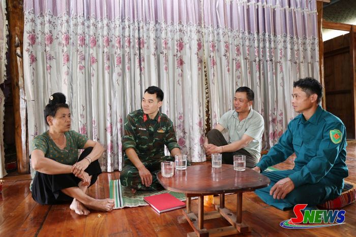 Cán bộ Ban CHQS xã Nậm Lầu nắm bắt tình hình nhân dân trên địa bàn