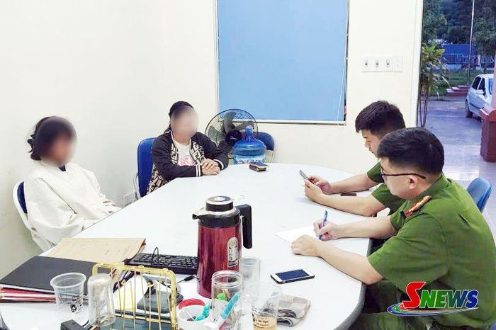 Lực lượng chức năng bàn giao thiếu nữ cho gia đình