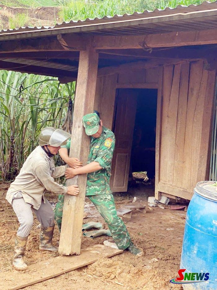 Các lực lượng khẩn trương tháo dỡ, hỗ trợ gia đình ông Giàng Lao Cơ đến nơi an toàn.