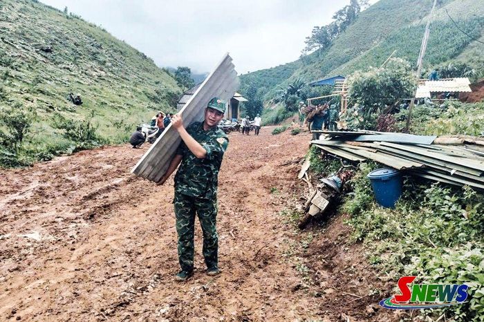 Cán bộ Đồn Biên phòng Chiềng Tương tiếp cận hiện trường, hỗ trợ di dời tài sản cho người dân.