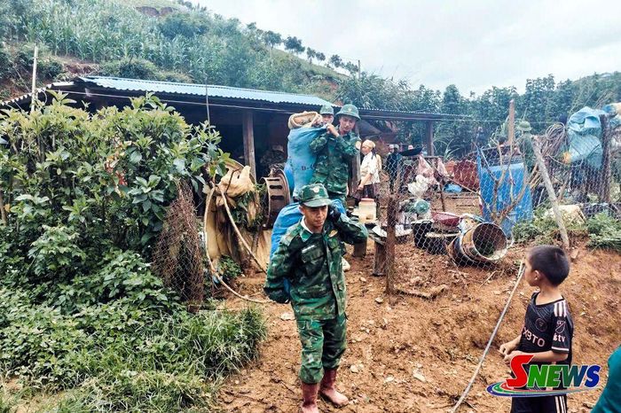 Cán bộ, Chiến sĩ Đồn Biên phòng Chiềng Tương kịp thời thu dọn tài sản, di dời người đến nơi an toàn.