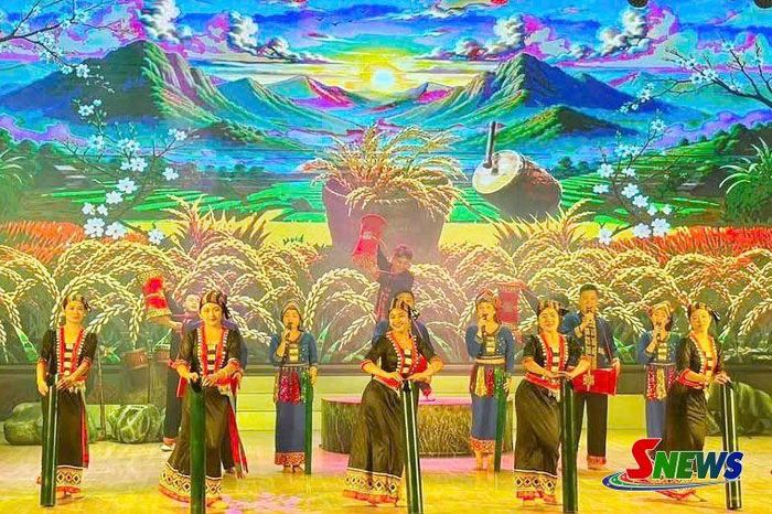 Tiết mục hát múa "Khơ Mú mùa xuân" tại Hội diễn