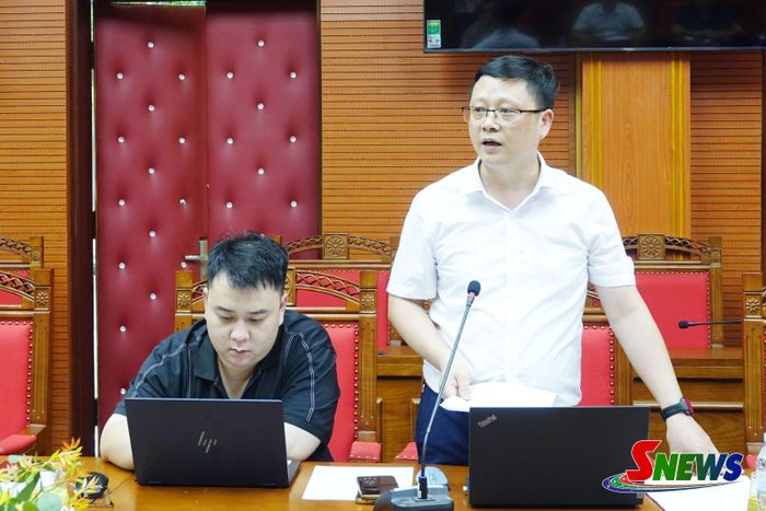 Đại diện Chi nhánh Văn phòng đăng ký đất đai khu vực III phát biểu.