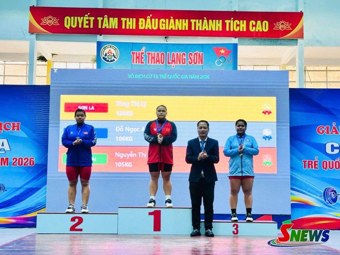 Ban Tổ chức trao giải cho các vận động viên xuất sắc nhất hạng cân 86 kg nữ. Ảnh CTV