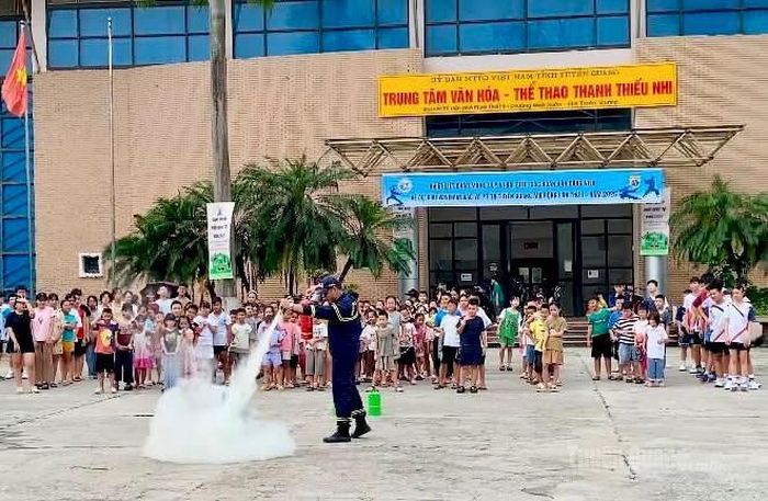 Cán bộ Phòng cảnh sát PCCC và CNCH hướng dẫn dùng bình chữa cháy dập lửa.