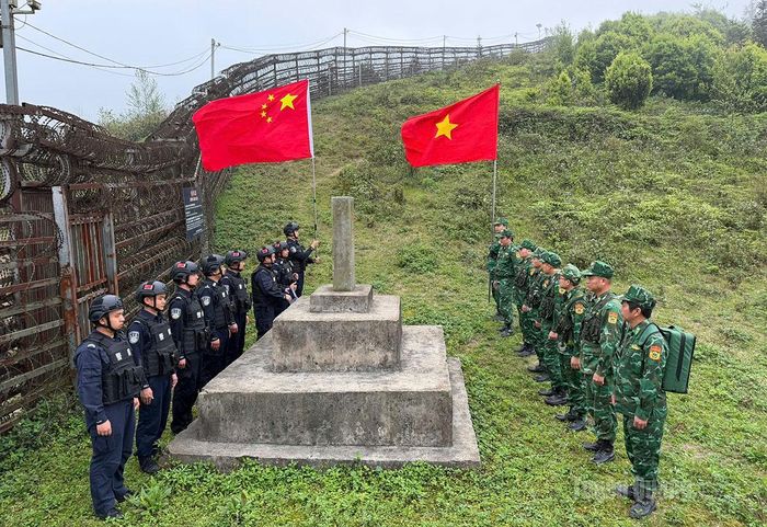 Đồn Biên phòng Sơn Vĩ và các lực lượng chức năng nước láng giềng Trung Quốc tuần tra, kiểm soát liên hợp, thực thi pháp luật trên tuyến biên giới.