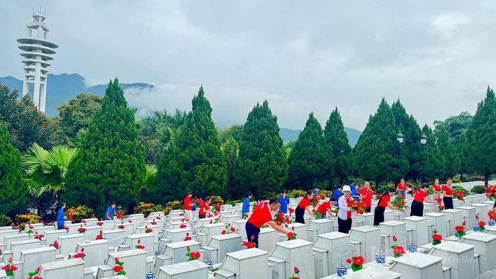 Tuổi trẻ xã Vị Xuyên tham gia dọn dẹp, vệ sinh Nghĩa trang Liệt sĩ.