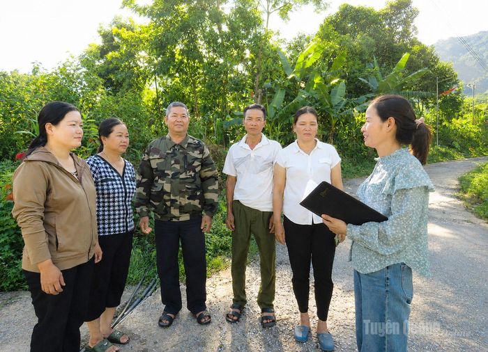 Đồng chí Đặng Thị Phong, Bí thư Chi bộ thôn Nậm Ngần (đầu tiên từ phải sang) trao đổi với người dân, kịp thời nắm bắt tình hình và những vấn đề phát sinh trên địa bàn.
