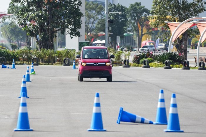 Trong bối cảnh triển khai vùng phát thải thấp, nhiều người đang xem xét xe điện cỡ nhỏ để đi lại hằng ngày. Ảnh: Hoàng Linh