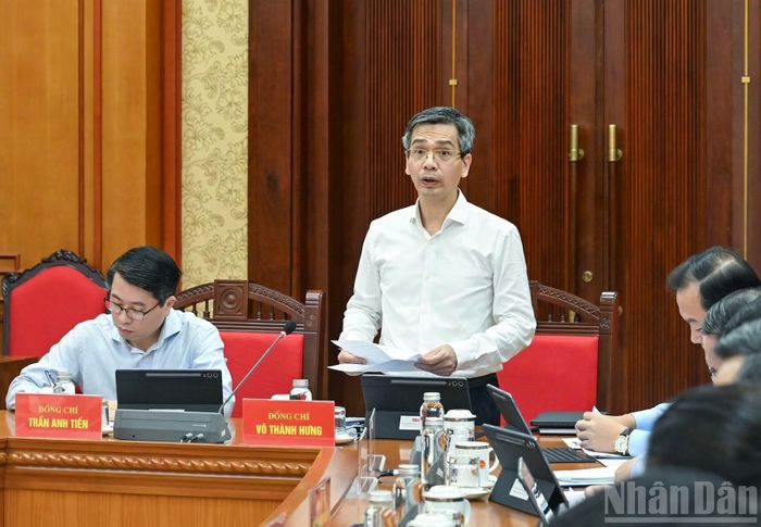 Phó Chánh Văn phòng Trung ương Đảng Võ Thành Hưng, Ủy viên Ban Chỉ đạo trình bày báo cáo tại hội nghị. (Ảnh: DUY LINH)