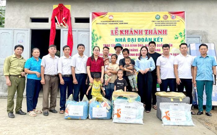 Các nhà hảo tâm tặng quà cho gia đình anh Nguyễn Quốc Tuấn.