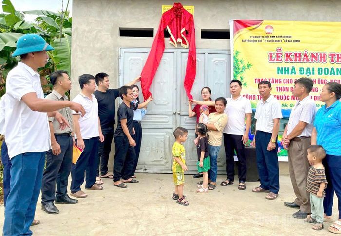 Lãnh đạo xã Bắc Quang kéo băng khánh thành, bàn giao nhà cho gia đình anh Nguyễn Quốc Tuấn, thôn Bảo Thắng.