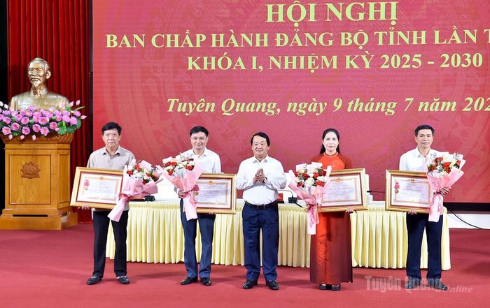 Đồng chí Bí thư Tỉnh ủy Hầu A Lềnh trao Huận chương của Chủ tịch nước cho các cá nhân.