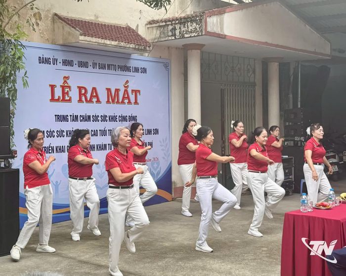 Không chỉ chăm sóc sức khỏe, các trạm y tế còn tổ chức nhiều hoạt động văn hóa, văn nghệ, nâng cao đời sống tinh thần người cao tuổi.