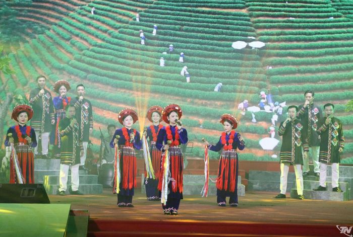 Tiết mục acapenlla làn điệu dân tộc Dao "Bên đồi chè xanh" giành Huy chương Vàng tại hội diễn.