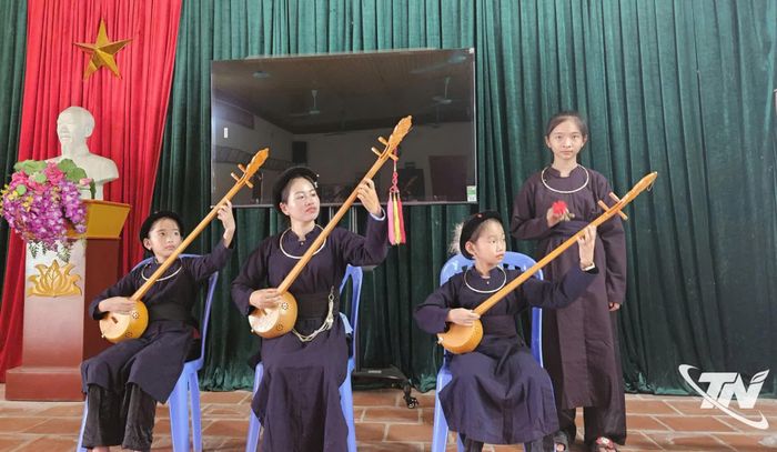 Câu lạc bộ hát Then, đàn Tính xã Yên Trạch thu hút được nhiều em nhỏ tham gia sinh hoạt.