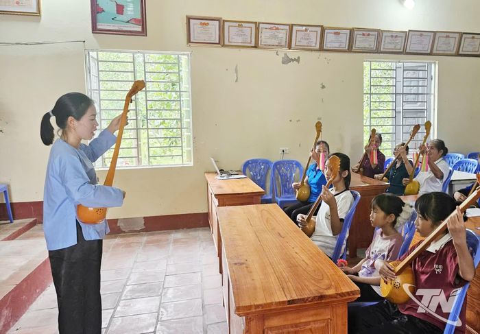 Chị Chu Hải Hậu, Chủ nhiệm Câu lạc bộ hát Then, đàn Tính xã Yên Trạch, hướng dẫn các thành viên đàn, hát lời Then mới.