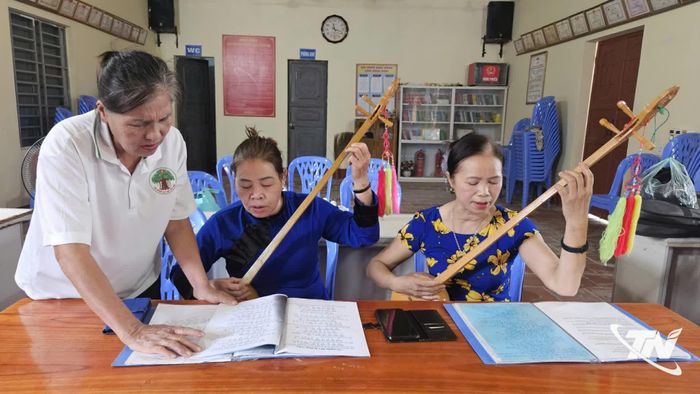 Các thành viên của Câu lạc bộ hát Then, đàn Tính xã Yên Trạch say sưa luyện tập.