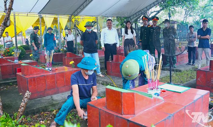 Lực lượng chức năng tiến hành khai quật hài cốt liệt sĩ theo đúng quy trình, bảo đảm trang nghiêm, cẩn trọng.