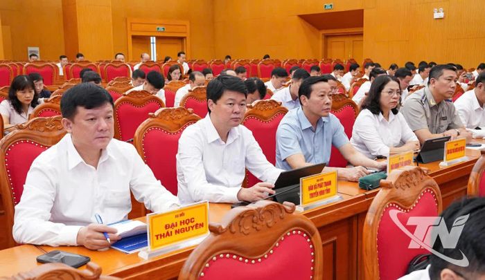 Các đại biểu nghe quán triệt, triển khai nhiều văn bản quan trọng của Trung ương và của tỉnh.