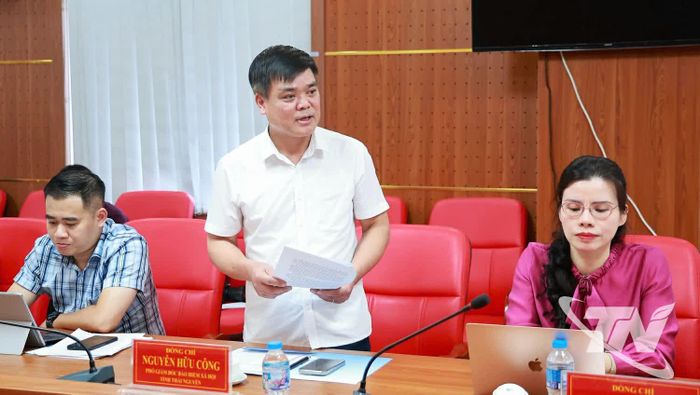 Đại diện Bảo hiểm xã hội tỉnh báo cáo tại buổi làm việc.