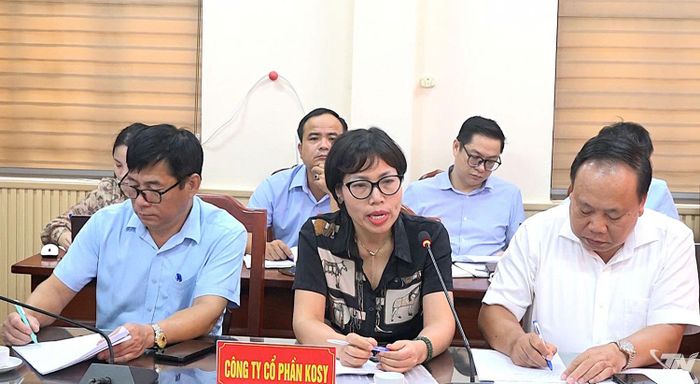Đại diện Công ty CP Kosy giải trình các ý kiến của người dân.