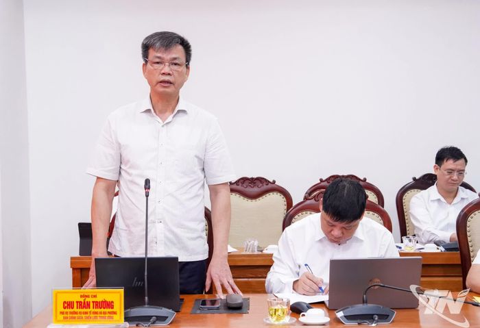 Lãnh đạo Vụ kinh tế Vùng và Đại Phương, Ban Chính sách Chiến lược Trung ương phát biểu tại cuộc thảo luận Tổ 2.