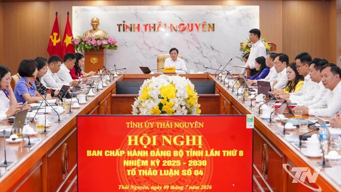 Các đại biểu thảo luận tại Tổ 4.