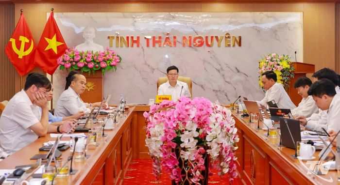 Đồng chí Đinh Quang Tuyên, Phó Bí thư Tỉnh ủy, Chủ tịch Ủy ban MTTQ Việt Nam tỉnh điều hành thảo luận tại Tổ 5.