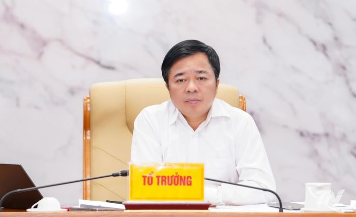 Đồng chí Phó Bí thư Tỉnh ủy, Chủ tịch HĐND tỉnh Bùi Văn Lương điều hành cuộc thảo luận Tổ 4.