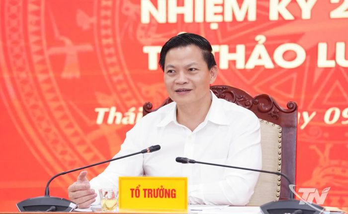 Đồng chí Chủ tịch UBND tỉnh Vương Quốc Tuấn điều hành thảo luận tại Tổ 2.