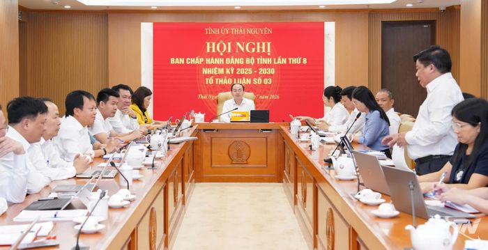 Đồng chí Phó Bí thư Thường trực Tỉnh ủy, Trưởng đoàn ĐBQH tỉnh Nguyễn Đăng Bình điều hành thảo luận tại Tổ 3.