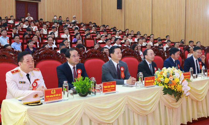 Các đồng chí lãnh đạo tỉnh và đại biểu dự Lễ kỷ niệm.