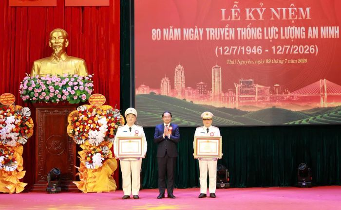 Thừa ủy quyền của Thủ tướng Chính phủ, đồng chí Bí thư Tỉnh ủy Trịnh Xuân Trường trao Bằng khen cho 2 cá nhân có thành tích xuất sắc trong chiến đấu và phục vụ chiến đấu.