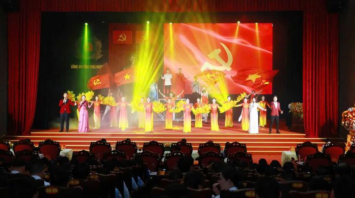 Tiết mục văn nghệ chào mừng Lễ kỷ niệm.