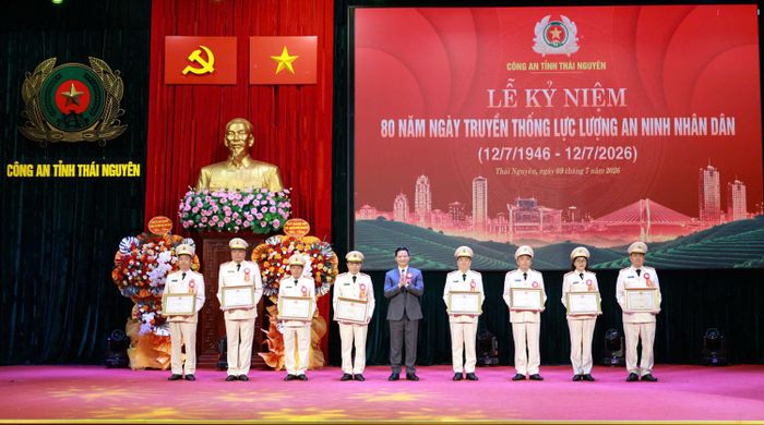 Đồng chí Chủ tịch UBND tỉnh Vương Quốc Tuấn trao Bằng khen cho các tập thể, cá nhân có thành tích xuất sắc trong đợt thi đua đặc biệt “80 ngày lập công Vì Tổ quốc bình yên, vì hạnh phúc Nhân dân” trên địa bàn tỉnh Thái Nguyên.