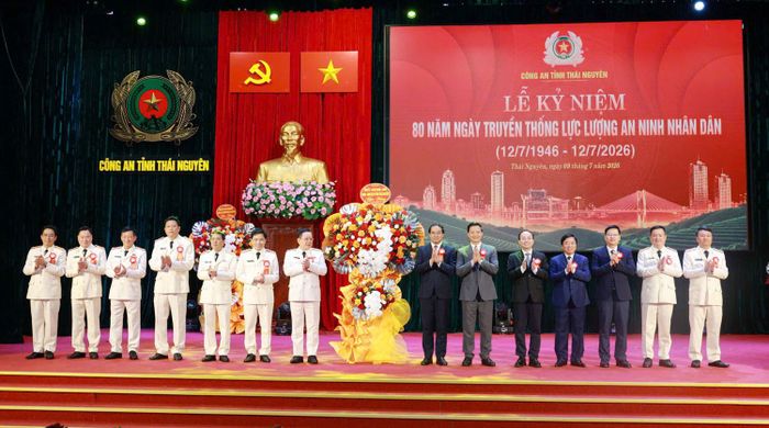 Các đồng chí lãnh đạo tỉnh chúc mừng Lễ kỷ niệm.
