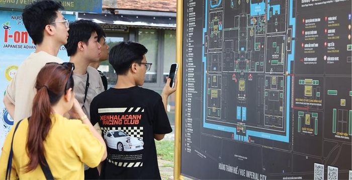 Khách tìm hiểu thông tin khi đến tham quan Huế